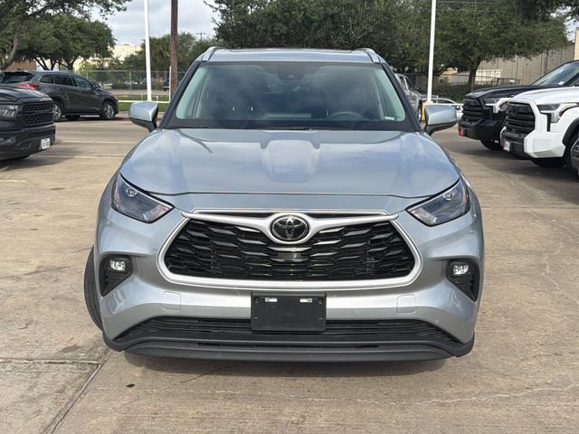 Used 2025 Toyota Highlander XLE FWD image 2