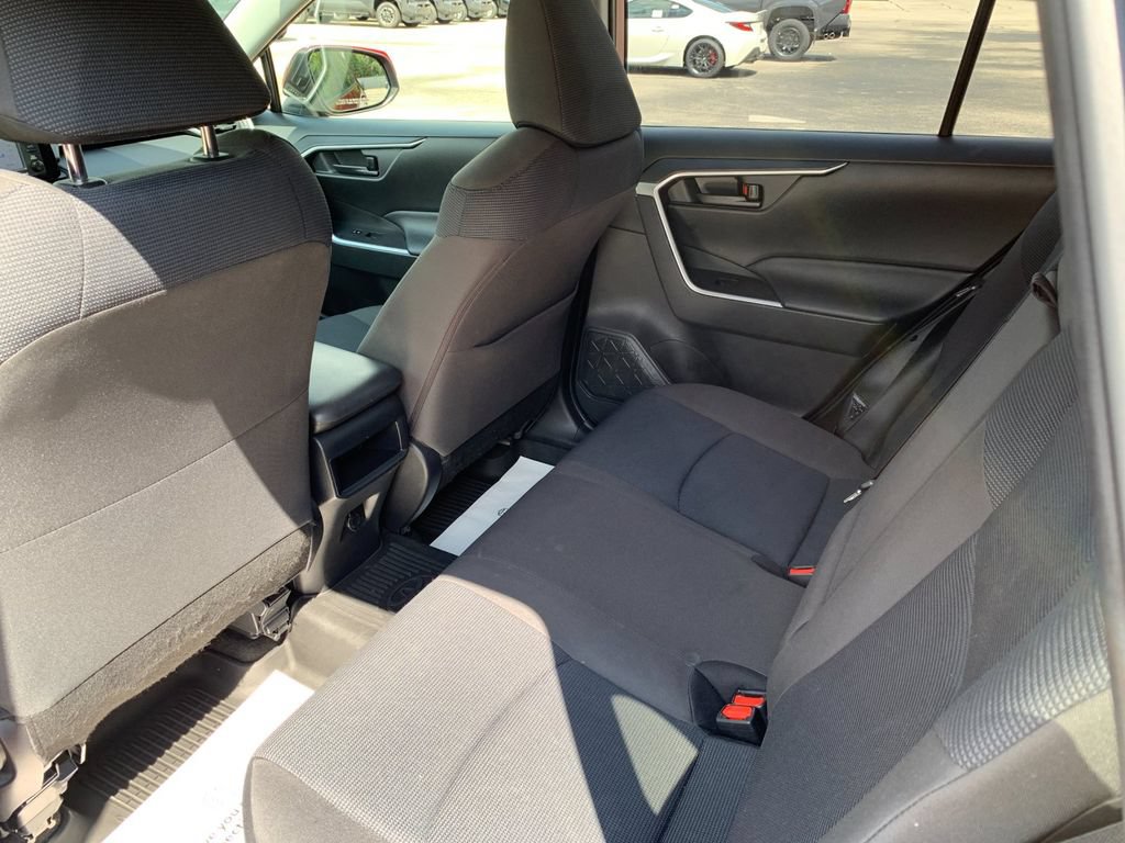 Used 2021 Toyota RAV4 LE AWD/4WD image 14