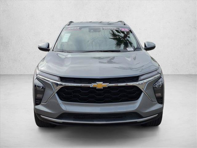 Used 2025 Chevrolet Trax LT FWD image 2