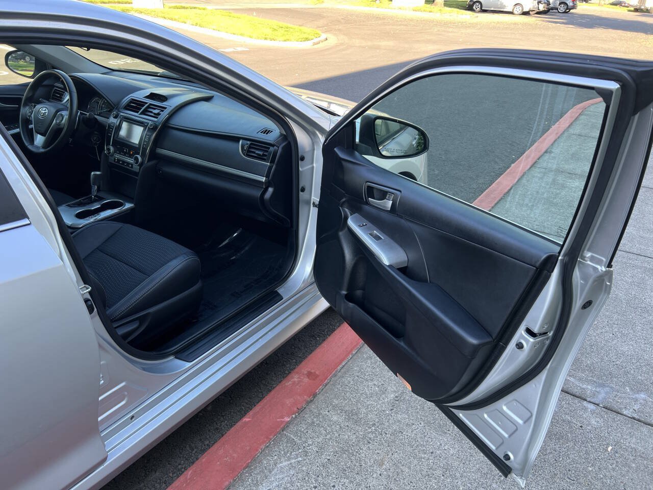 Used 2014 Toyota Camry SE FWD image 10