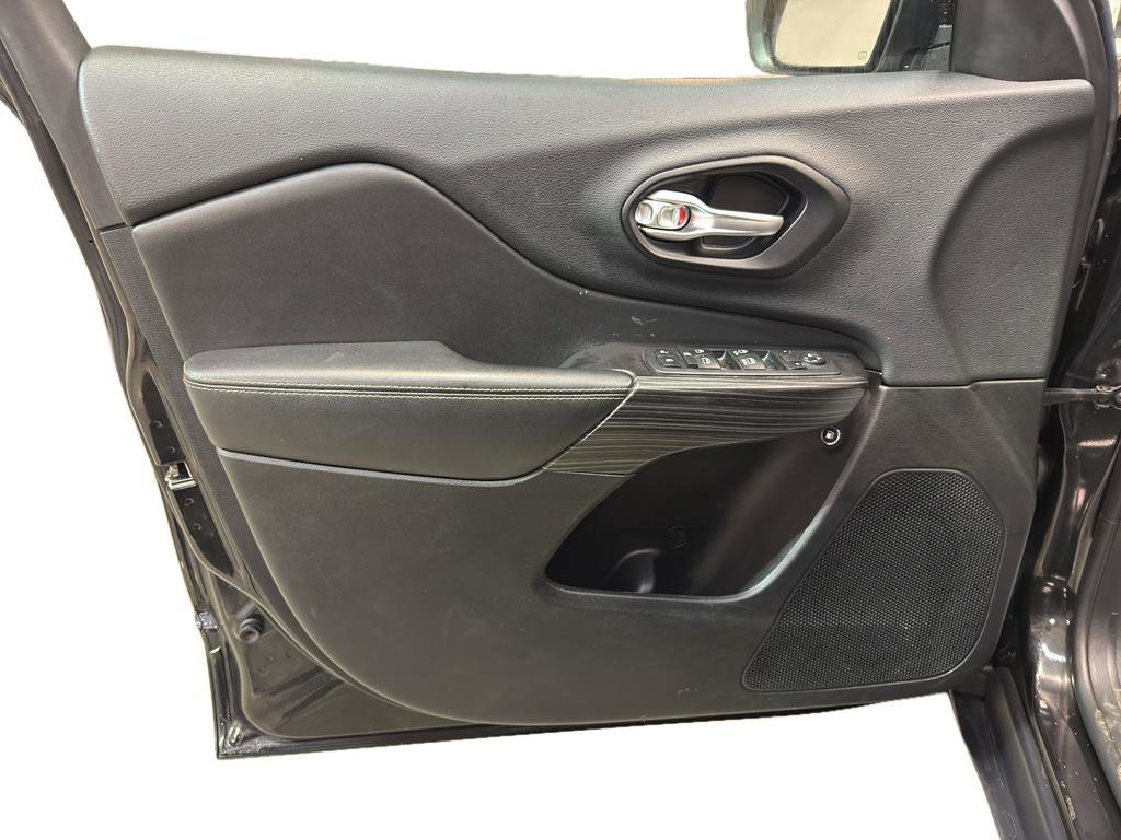 Used 2015 Jeep Cherokee Limited image 14