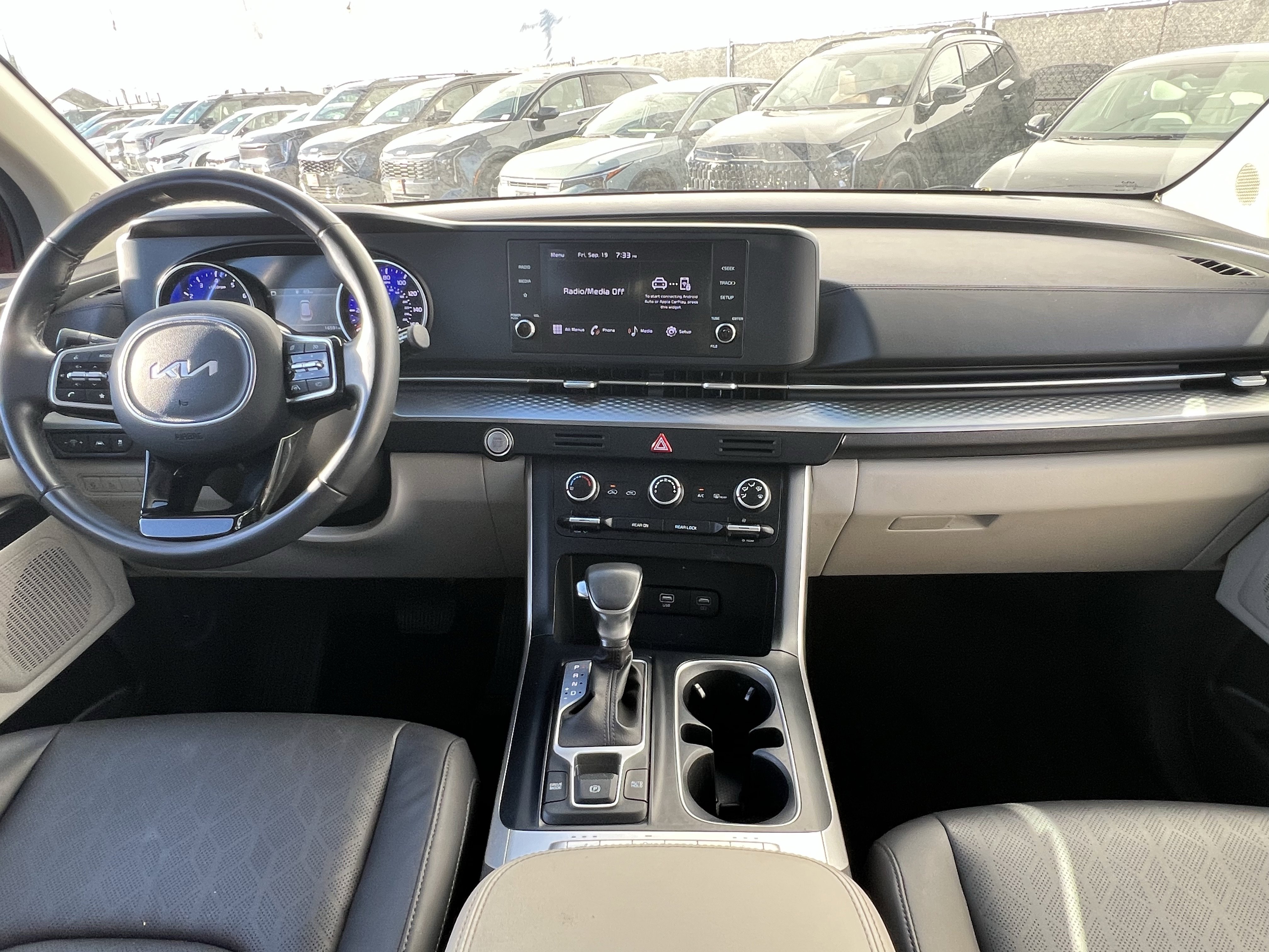 Used 2024 Kia Carnival LX image 17