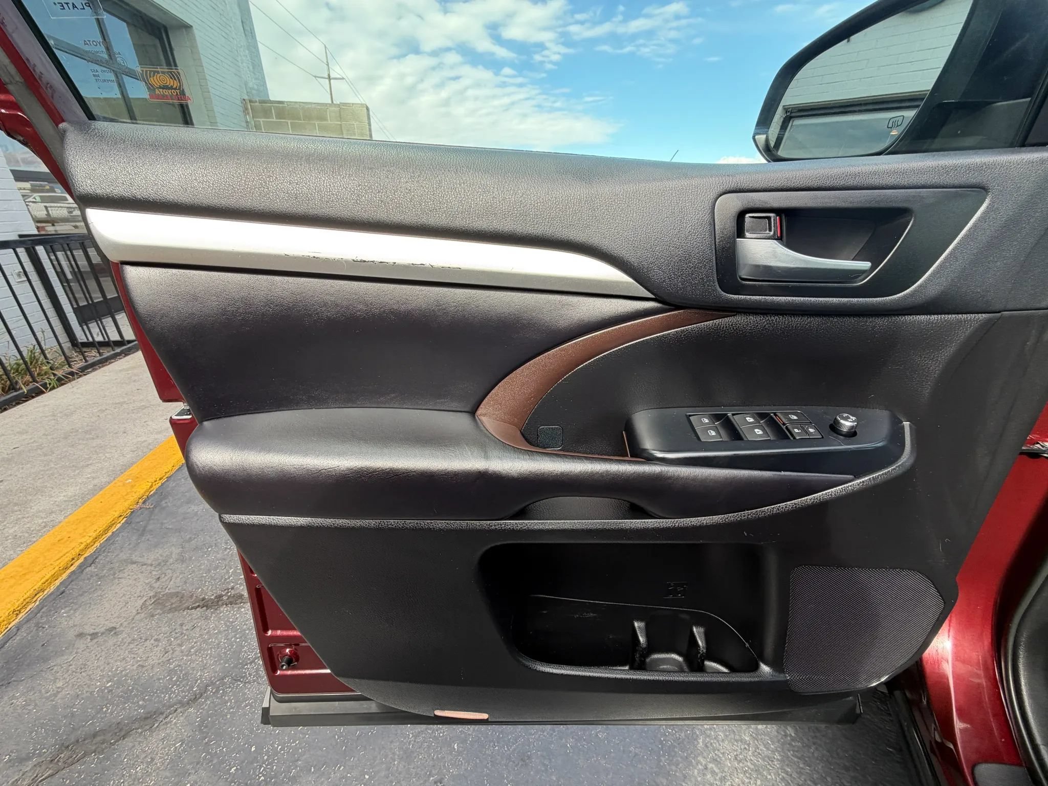 Used 2019 Toyota Highlander XLE FWD image 12