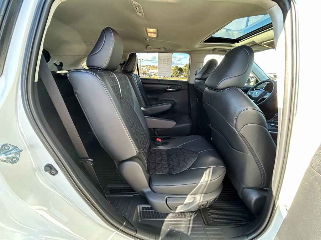 Used 2025 Toyota Highlander XLE image 28