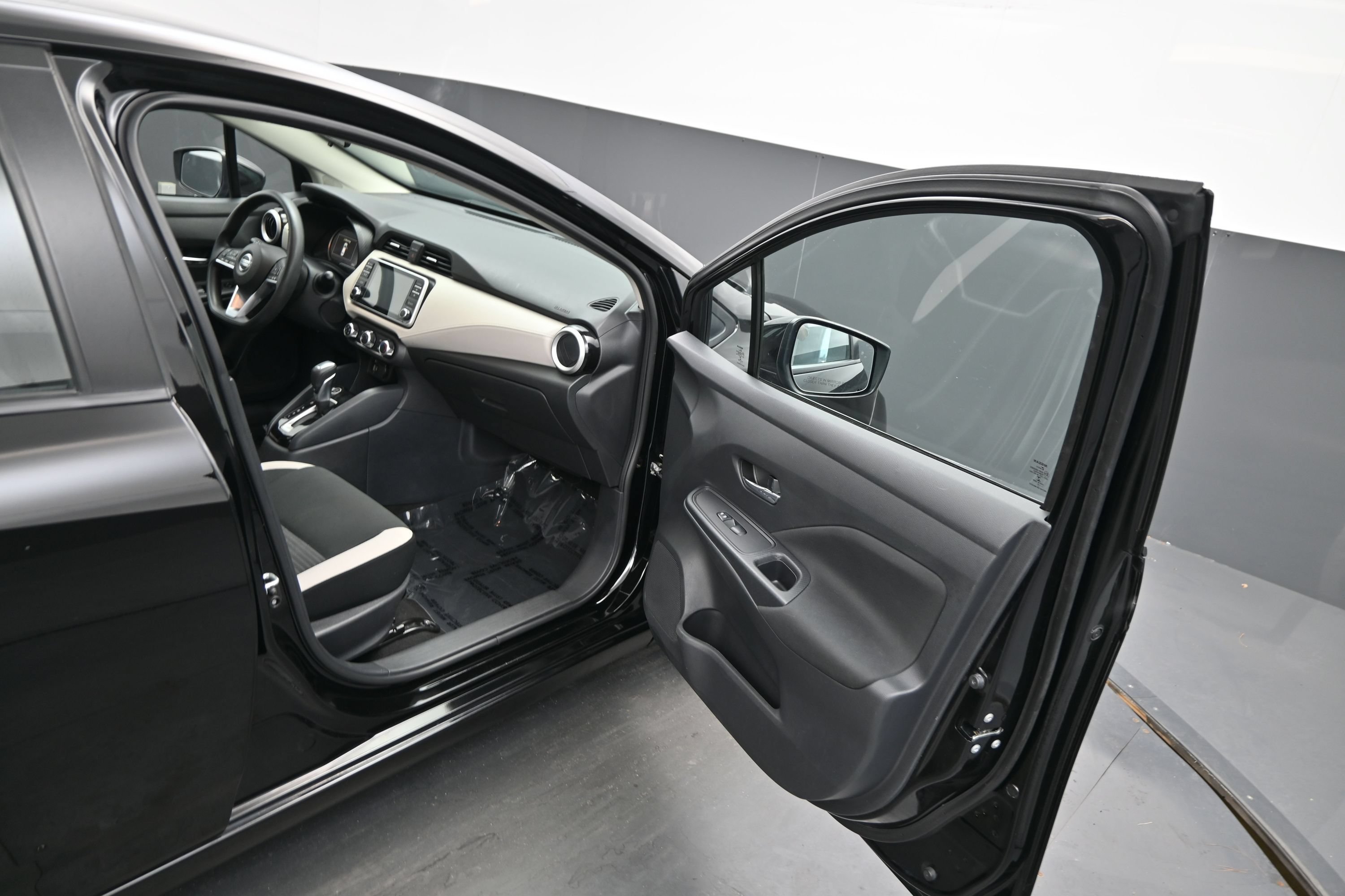 Used 2021 Nissan Versa SV FWD image 11