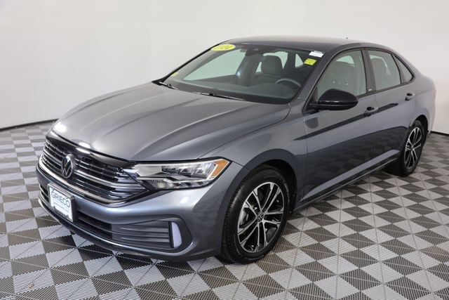 Used 2024 Volkswagen Jetta Sport image 4