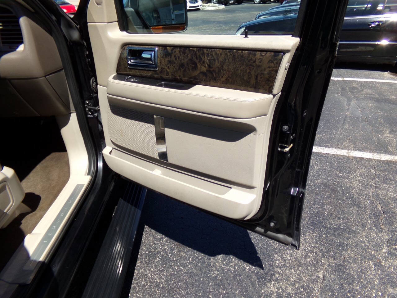 Used 2016 Lincoln Navigator L Select RWD image 35