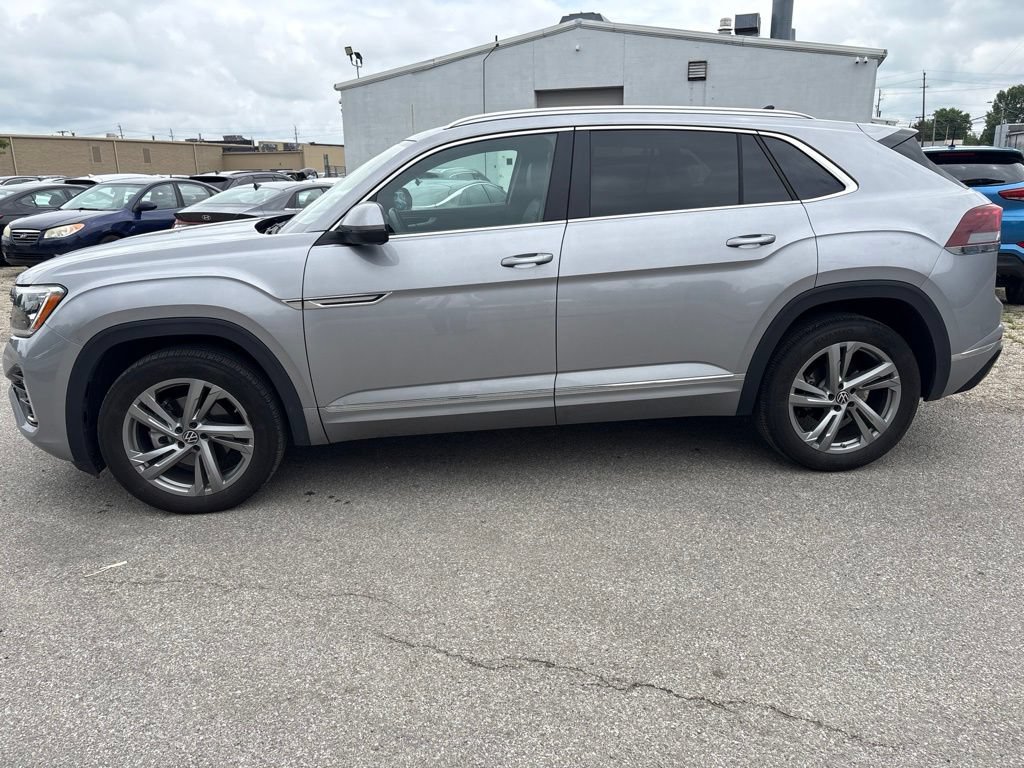 Used 2024 Volkswagen Atlas Cross Sport SEL R-Line AWD/4WD image 2