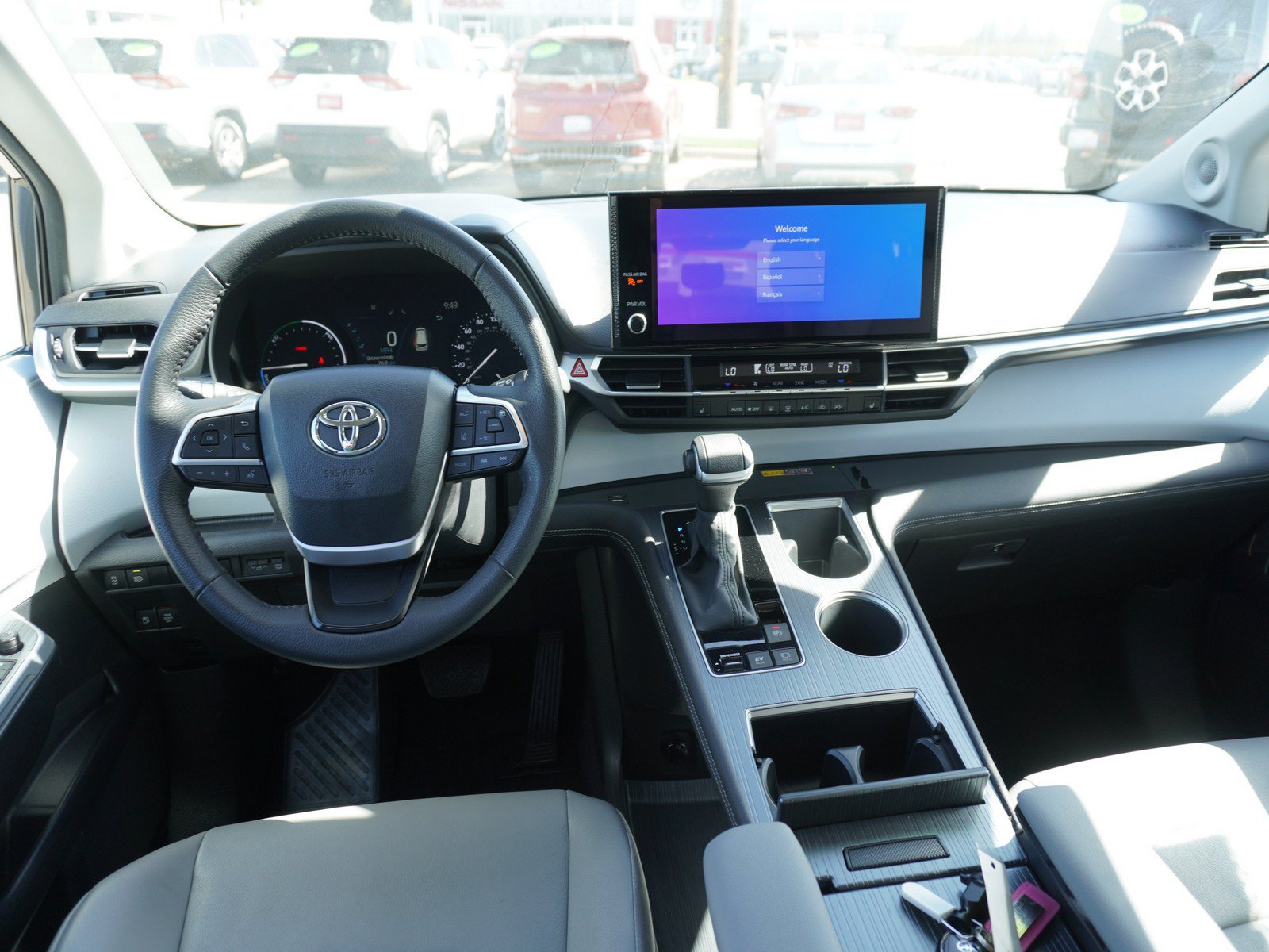 Used 2025 Toyota Sienna XLE w/ XLE Plus Package FWD image 2