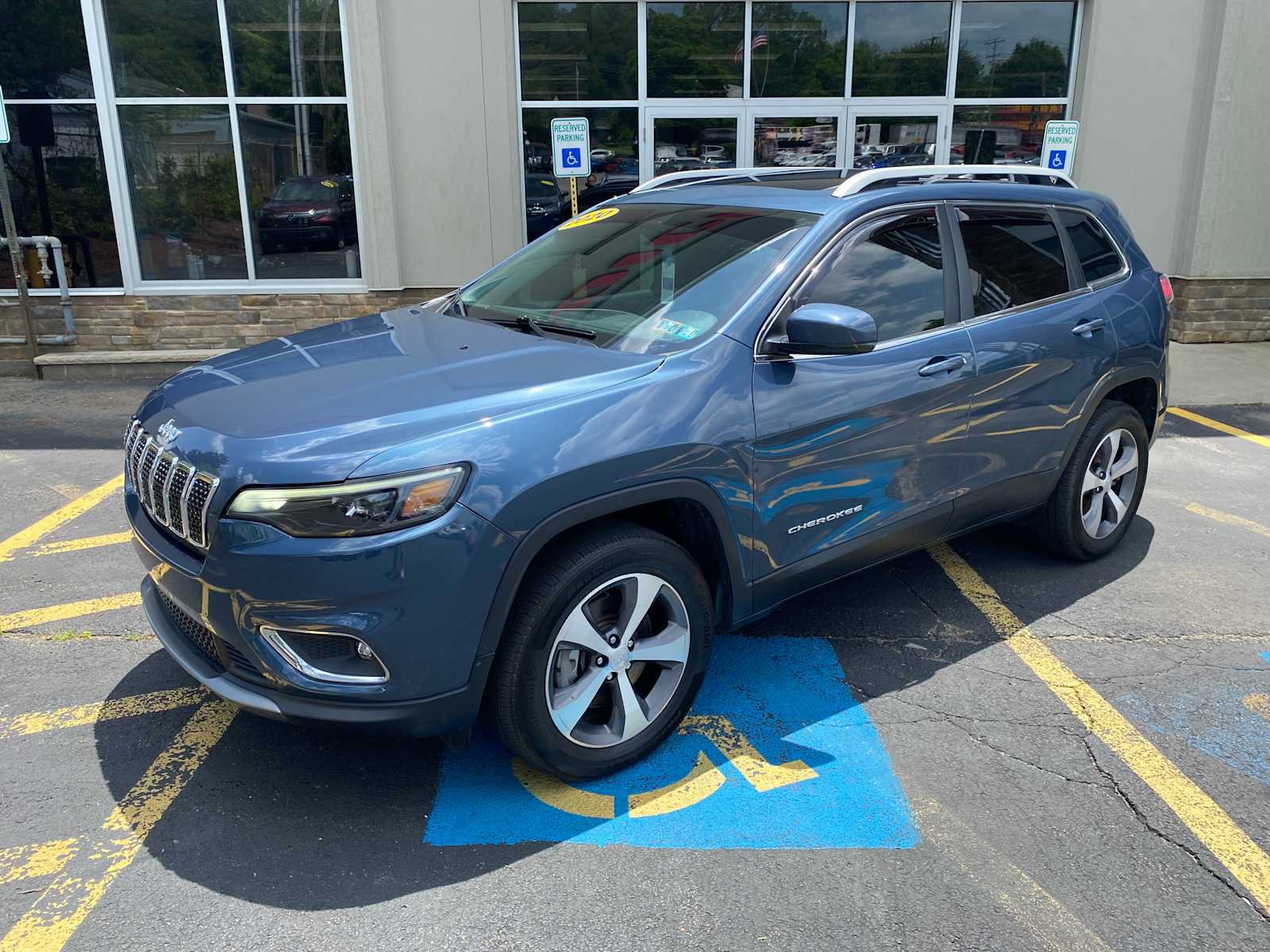 Used 2020 Jeep Cherokee Limited AWD/4WD image 2