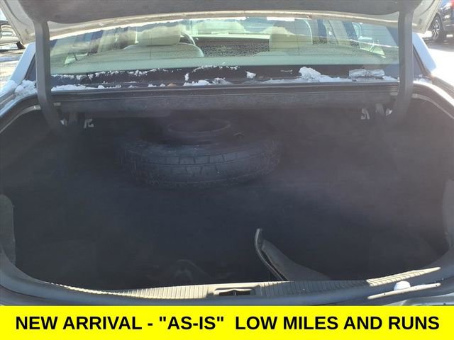 Used 2005 Lincoln Town Car Signature image 2