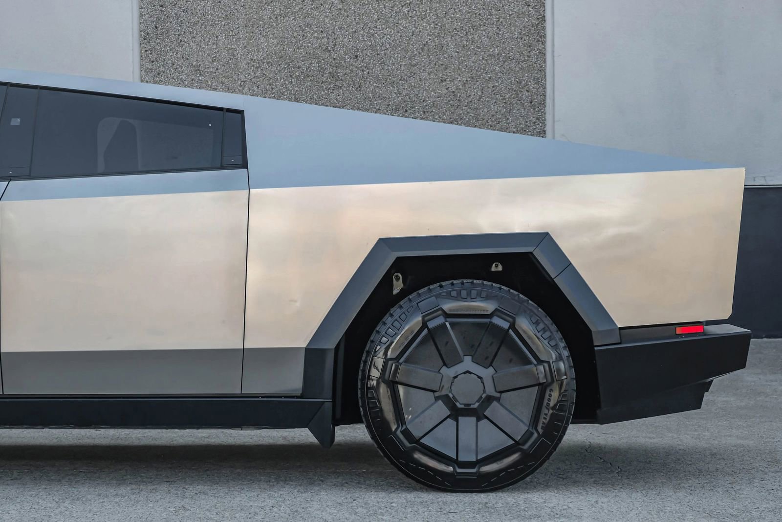 Used 2024 Tesla Cybertruck Cyberbeast AWD/4WD image 18