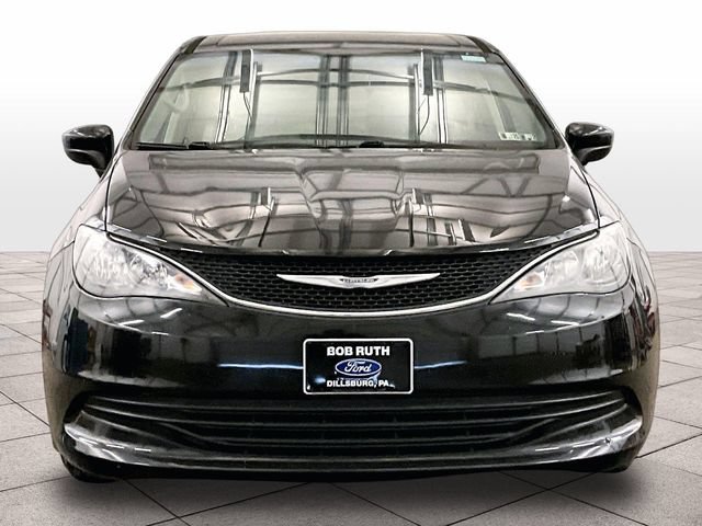 Used 2017 Chrysler Pacifica Touring w/ Tire & Wheel Group FWD image 3