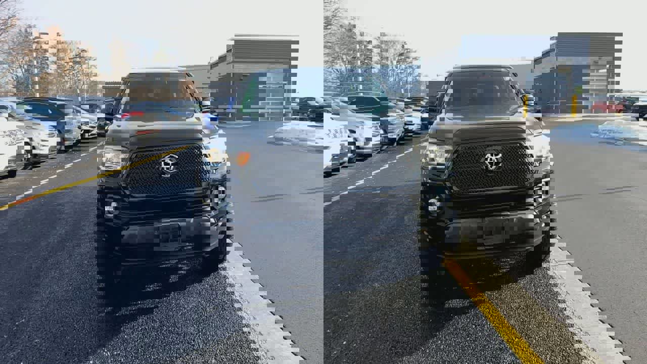 Used 2016 Toyota Tacoma SR5 image 3