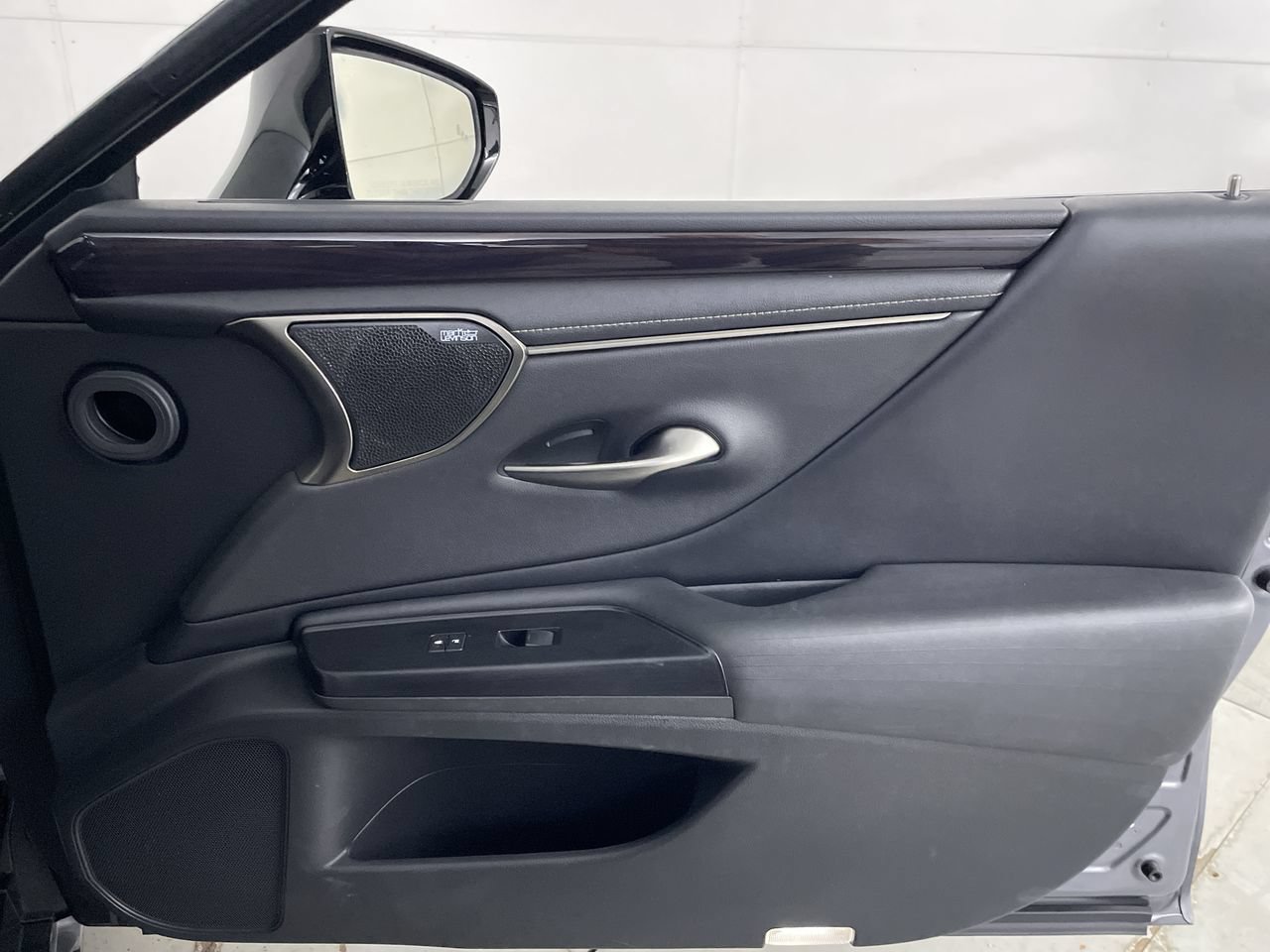 Used 2020 Lexus ES 300h Ultra Luxury w/ Accessory Package 2 FWD image 24