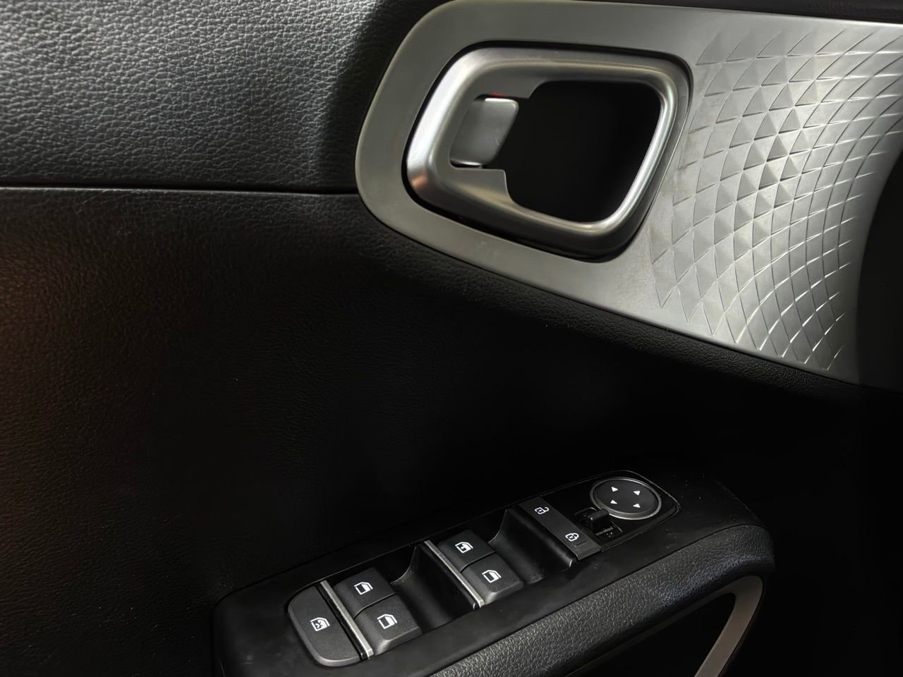 Used 2025 Kia Soul LX w/ LX Technology Package FWD image 18