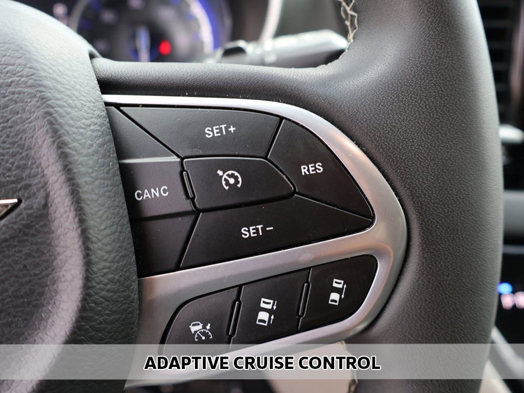 Used 2023 Chrysler Pacifica Touring-L FWD image 3