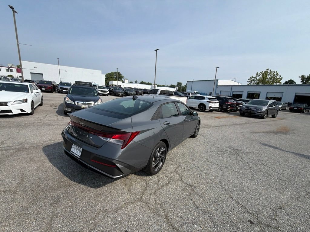 Used 2025 Hyundai Elantra Sport FWD image 3
