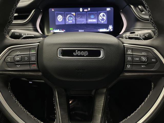 Used 2025 Jeep Grand Cherokee Limited w/ Black Appearance Package image 16