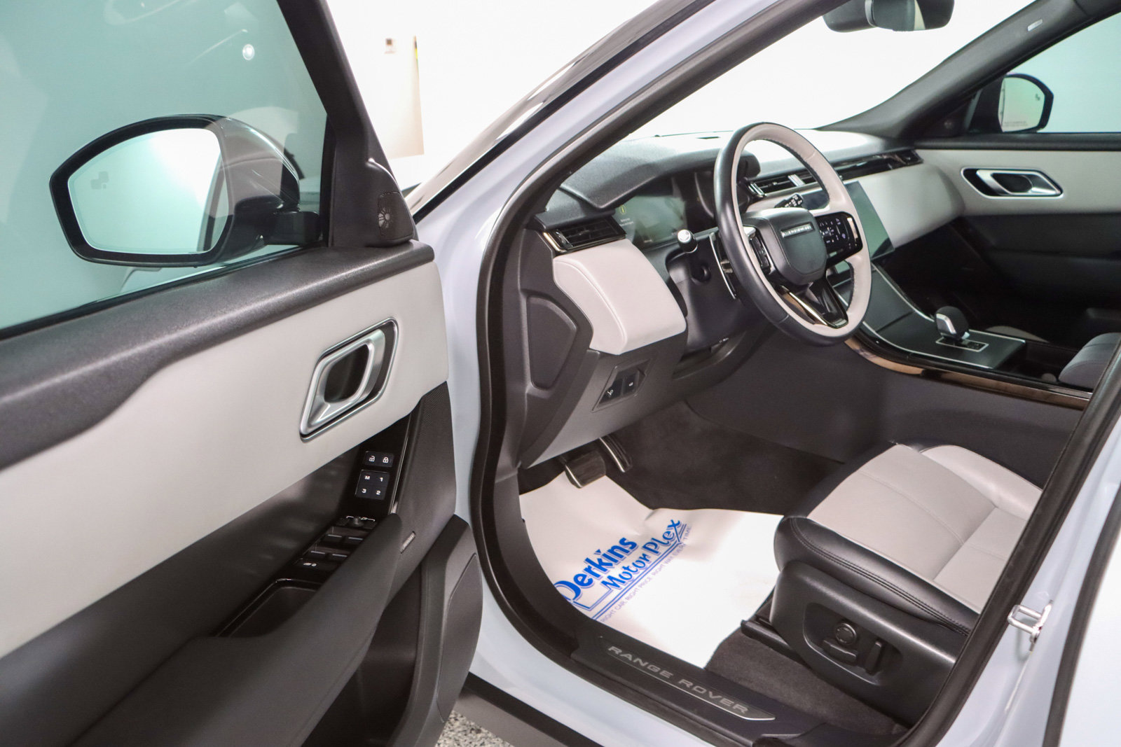 Used 2024 Land Rover Range Rover Velar Dynamic SE image 3