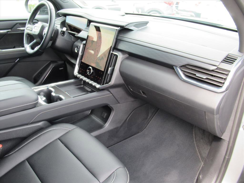 Used 2025 GMC Acadia Elevation image 11