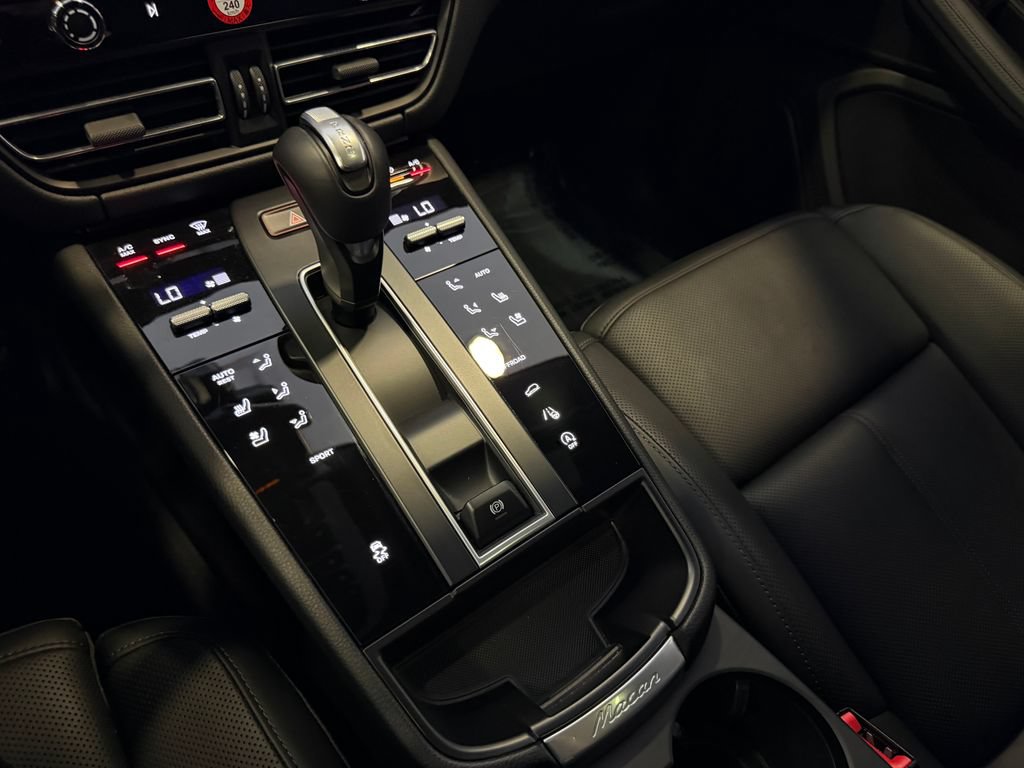 Certified 2026 Porsche Macan AWD/4WD image 19