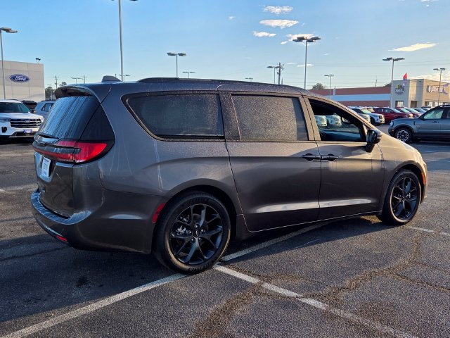 Used 2021 Chrysler Pacifica Touring w/ S Appearance Package FWD image 9