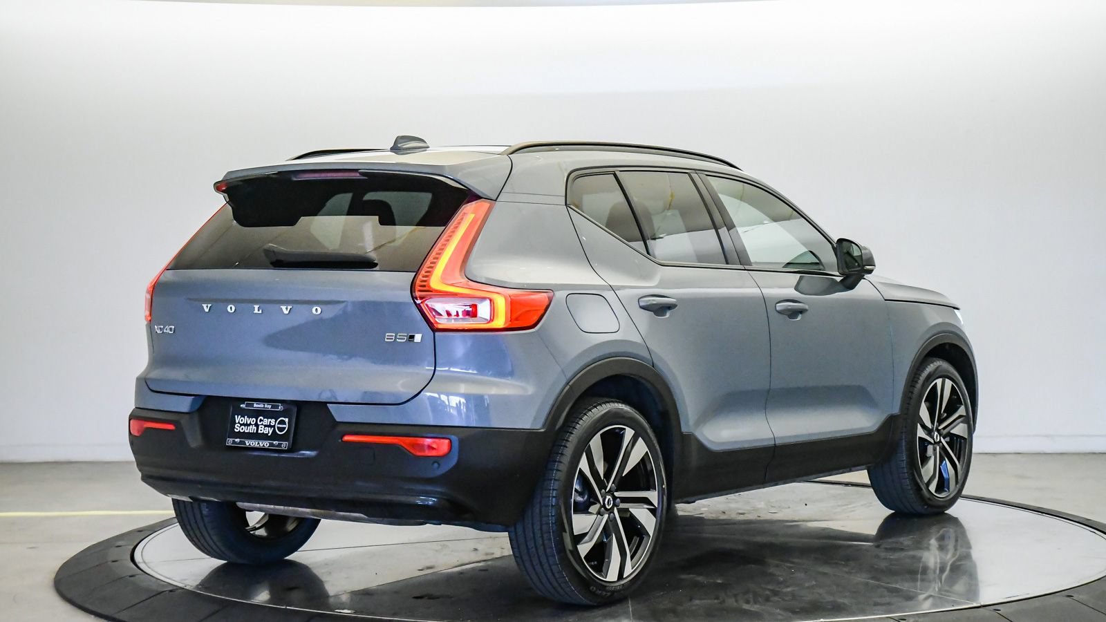Certified 2023 Volvo XC40 B5 Plus w/ Protection Package Premier AWD/4WD image 5