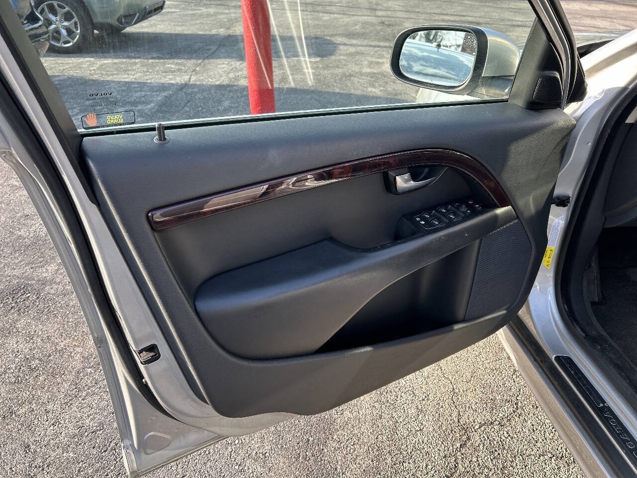 Used 2008 Volvo V70 FWD image 8
