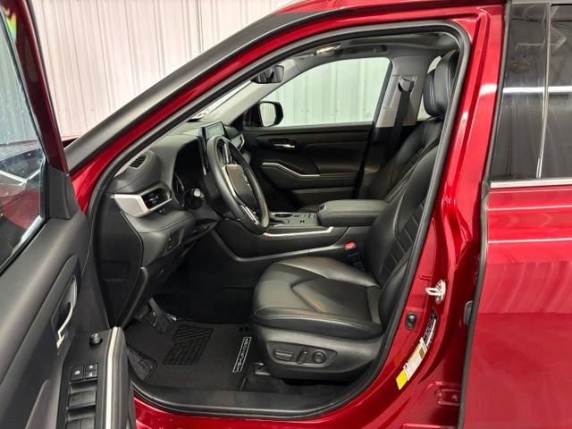Used 2022 Toyota Highlander XLE FWD video 2
