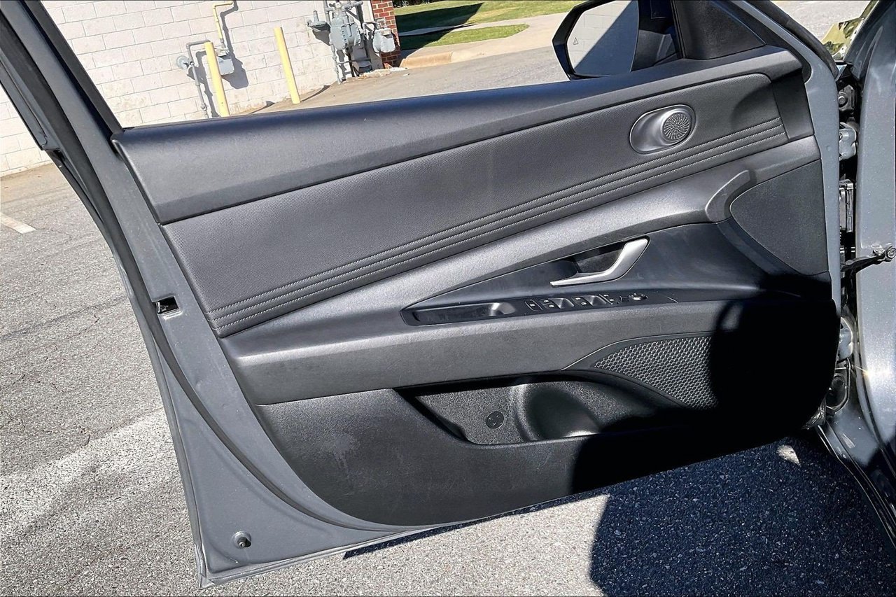 Used 2025 Hyundai Elantra SEL FWD image 27