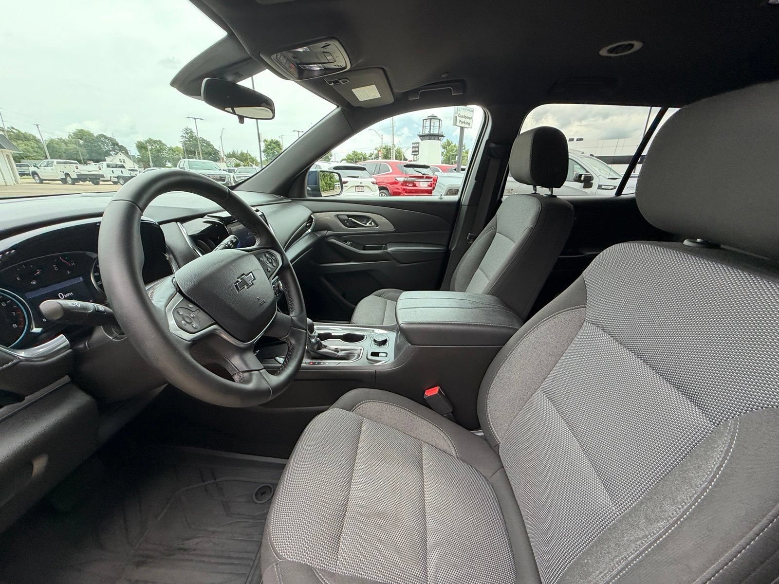 Used 2023 Chevrolet Traverse LT FWD image 4