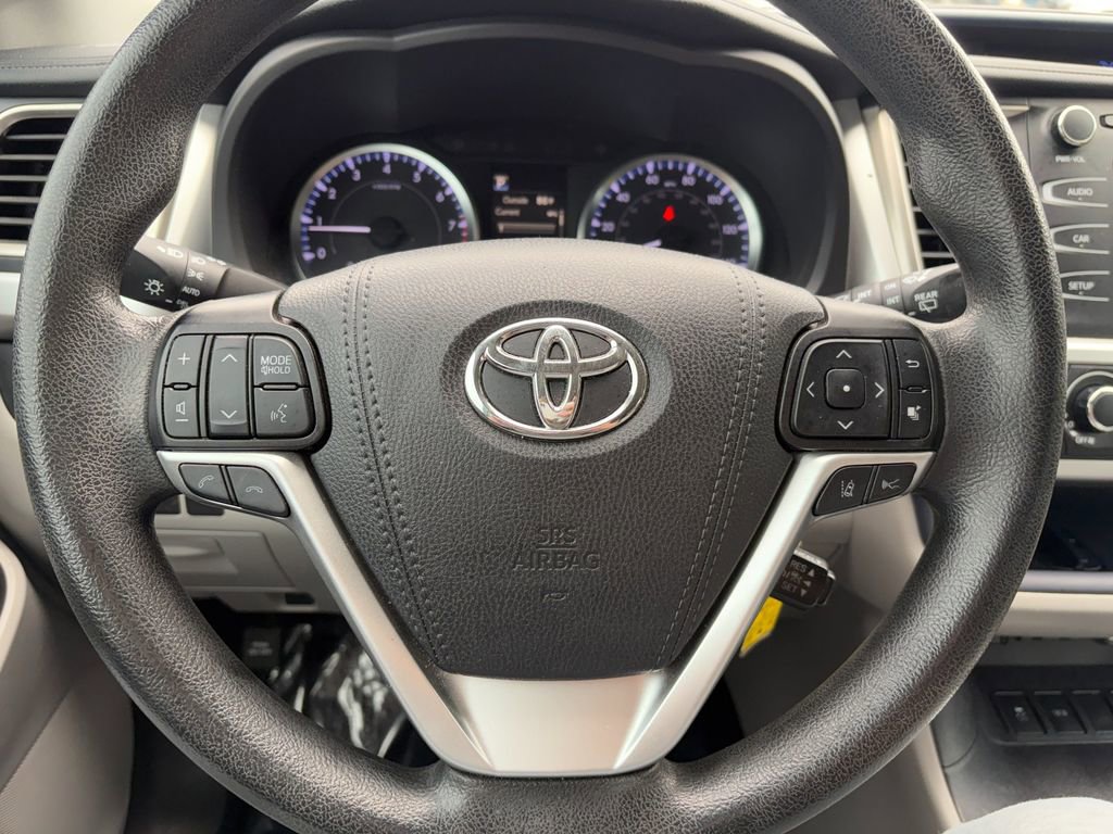 Used 2019 Toyota Highlander LE FWD image 11
