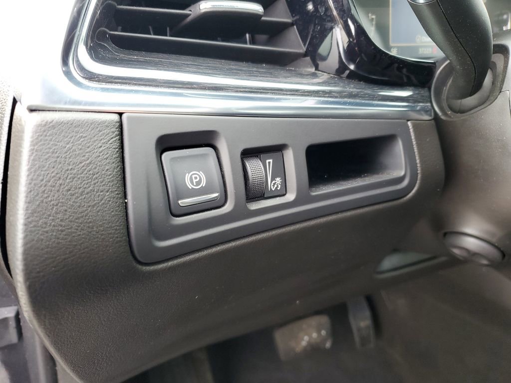 Used 2023 Cadillac XT5 Premium Luxury w/ LPO, Floor Liner Package image 9