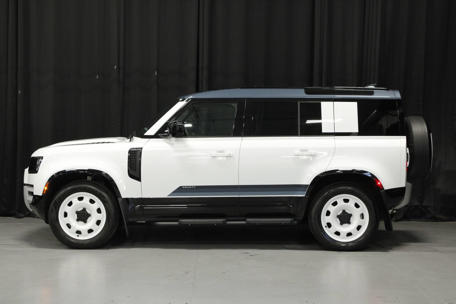Used 2025 Land Rover Defender 110 S AWD/4WD image 2