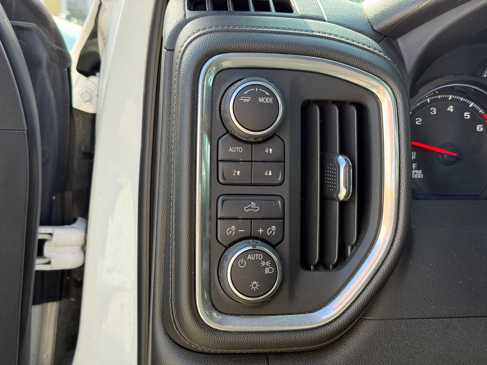 Used 2022 Chevrolet Silverado 1500 LT AWD/4WD image 17