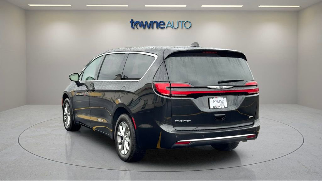Certified 2023 Chrysler Pacifica Touring-L image 3