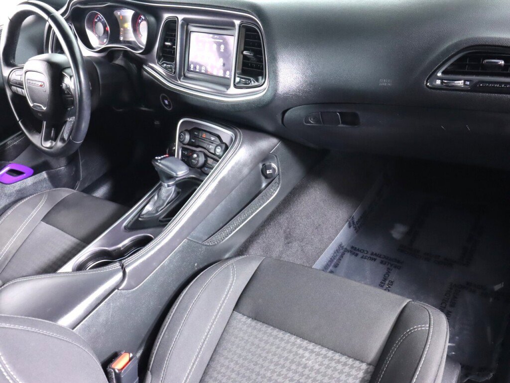 Used 2018 Dodge Challenger SXT image 33