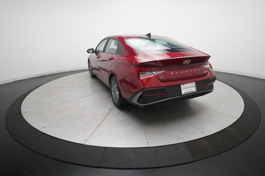 Used 2024 Hyundai Elantra Blue image 33