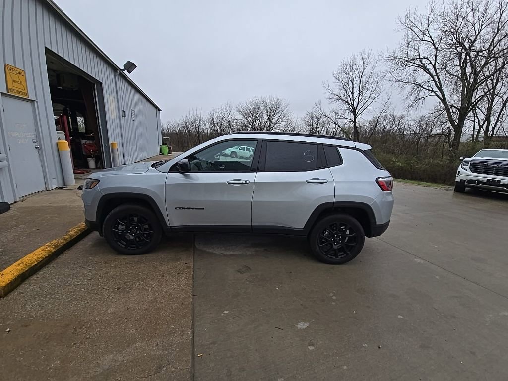 Used 2025 Jeep Compass Latitude w/ Altitude Special Edition image 3
