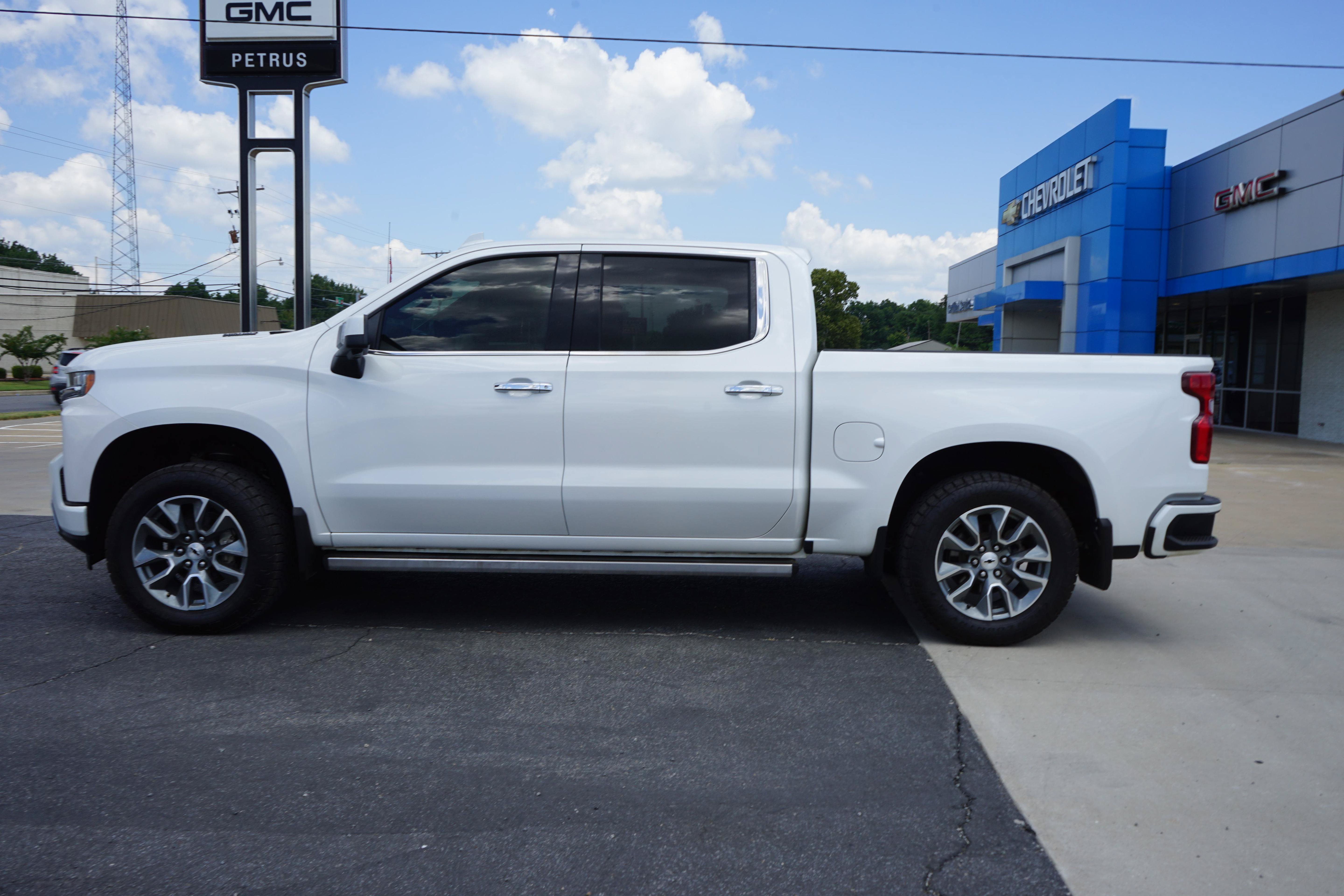 Used 2020 Chevrolet Silverado 1500 High Country w/ Technology Package AWD/4WD image 2