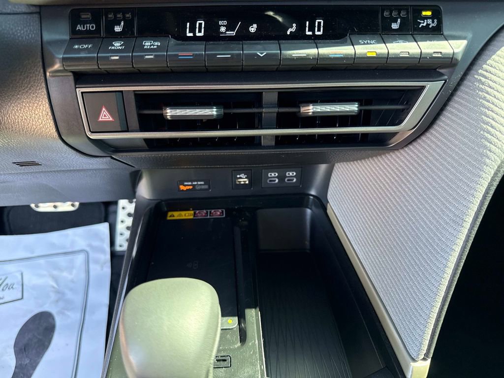 Used 2025 Toyota Camry SE w/ Convenience Package AWD/4WD image 25