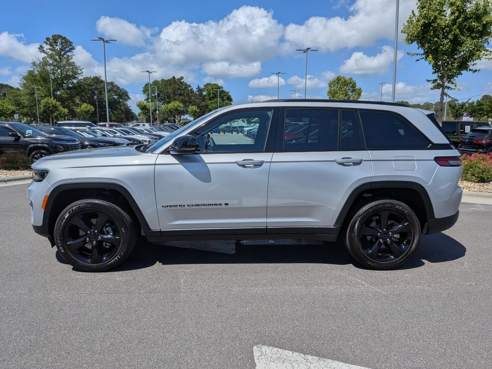 Used 2025 Jeep Grand Cherokee Altitude AWD/4WD image 6