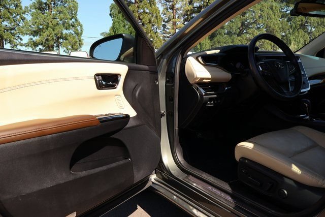 Used 2013 Toyota Avalon Limited w/ Technology Pkg FWD image 10
