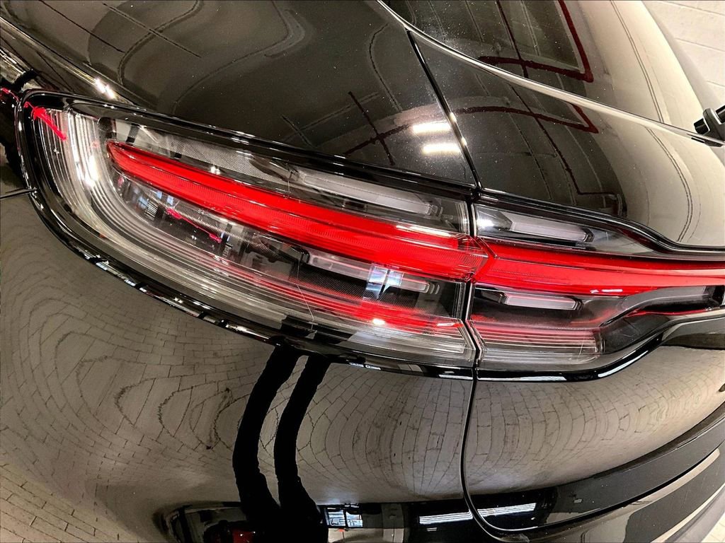 Certified 2023 Porsche Macan AWD/4WD image 31