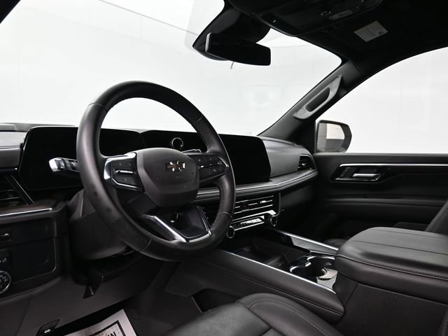 Used 2025 Chevrolet Suburban Z71 image 12