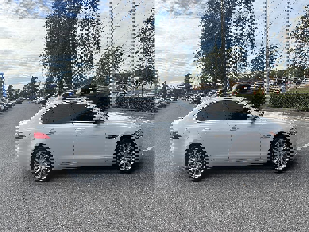 Used 2018 Jaguar XF Portfolio image 9