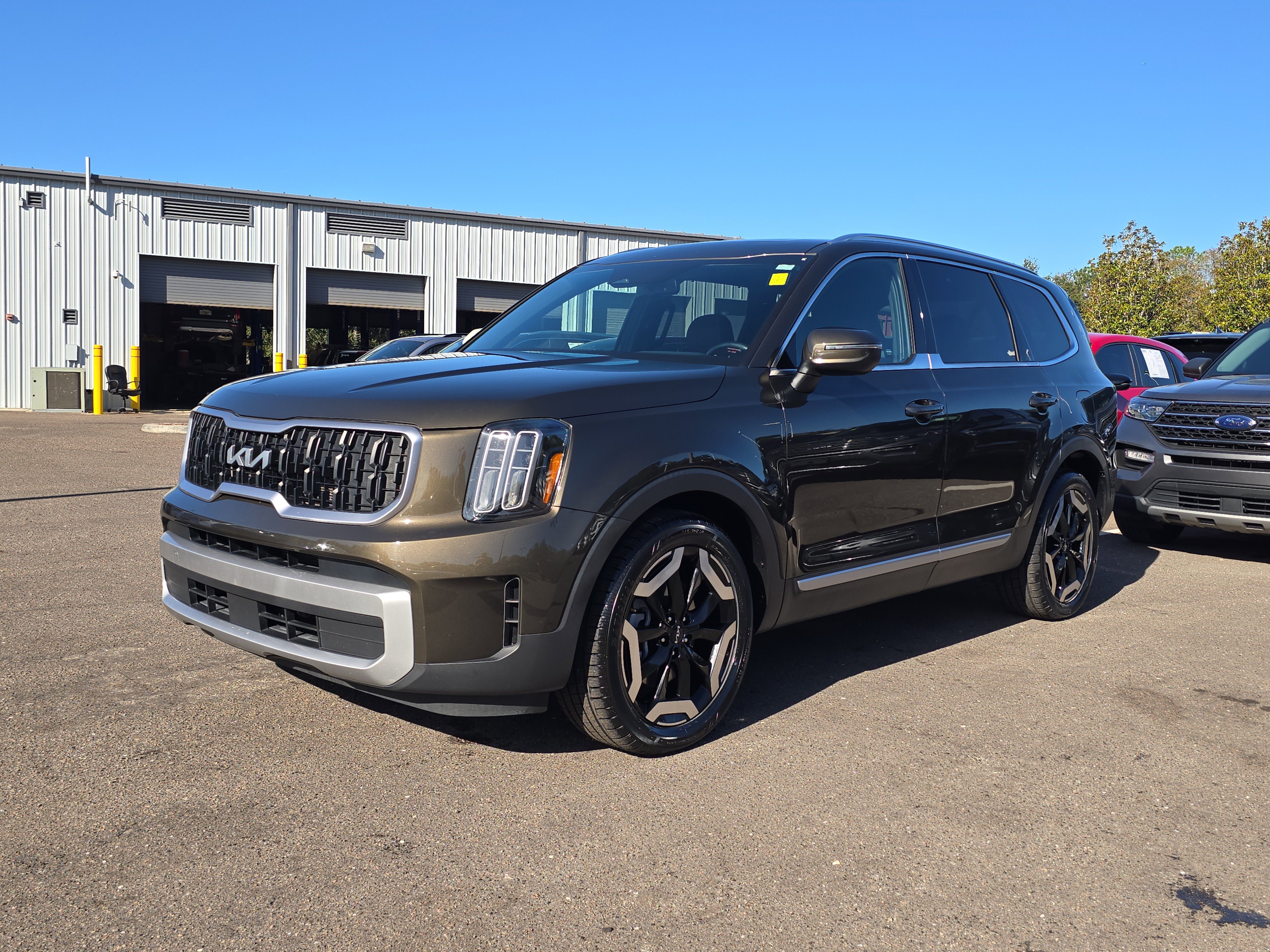 Certified 2023 Kia Telluride EX w/ EX Captain's Chair Package image 4