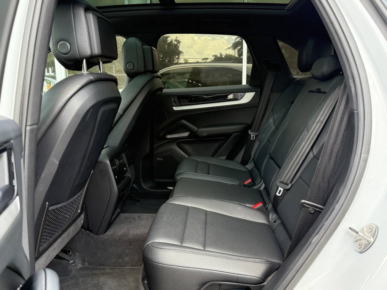 Used 2024 Porsche Cayenne AWD/4WD image 17