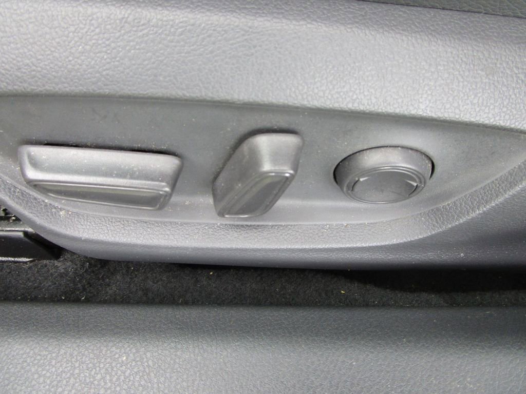 Used 2018 Toyota Camry XLE image 18